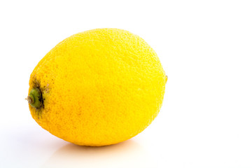 limão em fundo branco