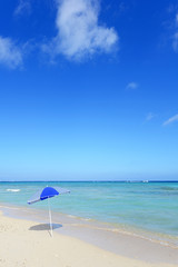真夏の綺麗なビーチとパラソル