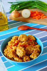 плов с кусочками курицы