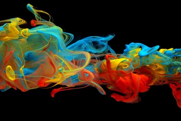 Bunte Tinte, die durch Wasser wirbelt © Leigh Prather