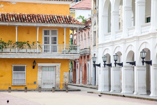 Hermosas fachadas de las construcciones coloniales de la ciudad amurallada de Cartagena de Indias en Colombia