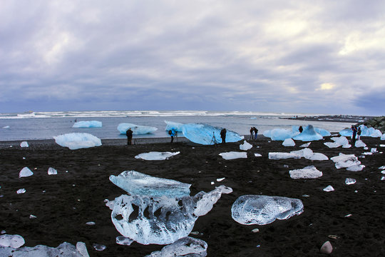 Islanda: persone tra gli iceberg sulla spiaggia