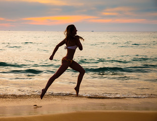 The beautiful, sports girl bzhit on the seashore