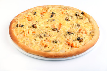 Пицца с морепродуктами на белом