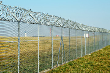 Fototapeta premium Stacheldrahtzaun um einen Flughafen