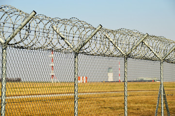 Stacheldrahtzaun um einen Flughafen