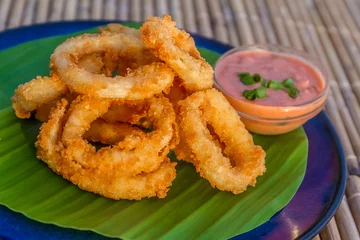 Crédence de cuisine en verre imprimé Crustacés seafood snacks, calamaris, squid rings served in outdoor restaur