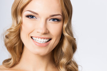 Naklejka premium Happy smiling woman, over grey
