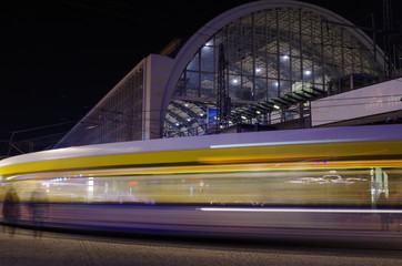 straßenbahn vor dem s-bahnhof alexanderplatz in berlin