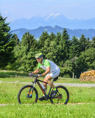 Obraz premium Mountainbiker im Anstieg