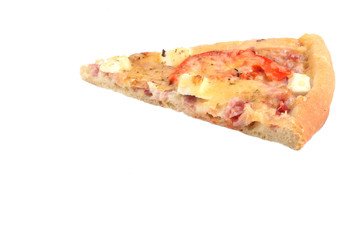 Кусок пиццы охотничьей на белом фоне