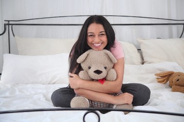 Junge Frau im  Bett