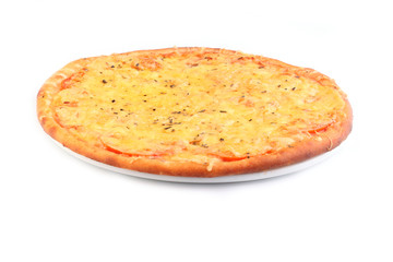 Итальянская пицца сырная на белом фоне