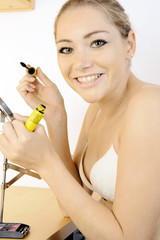 Frau schminkt Smokey Eyes