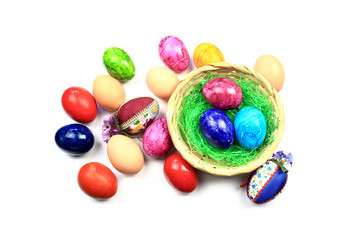 Osterkorb mit vielen Ostereiern