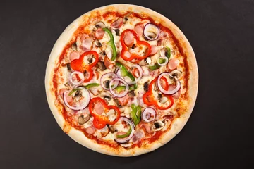 Papier Peint photo Lavable Gamme de produits Savoureuse pizza italienne aux champignons poivrons oignon saucisse