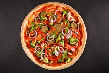 Photo sur Plexiglas Pizzeria vegetarian italian pizza with pepper eggplant and broccoli