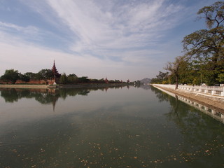 Fototapeta premium Royal Palace Wall and Mandalay hill