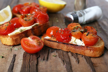 Slices of white toasted bread with canned tomatoes and lime
