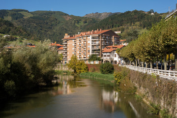 Viviendas en la ribera del río Oria, Tolosa