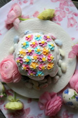 Пасхальный кулич и конфеты в глазури