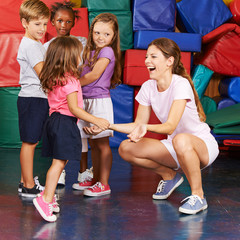 Mädchen springt beim Kinderturnen im Kindergarten