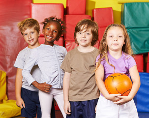 Gruppe Kinder mit Ball in der Vorschule