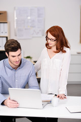 Obraz premium junges team bei der arbeit im unternehmen