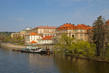 Fototapeta na wymiar Чехия. Вид на Прагу со стороны реки Влтава