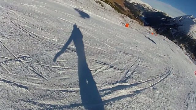 Abfahrt mit Snowboard