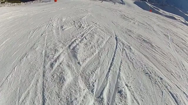 Abfahrt auf einem Snowboard