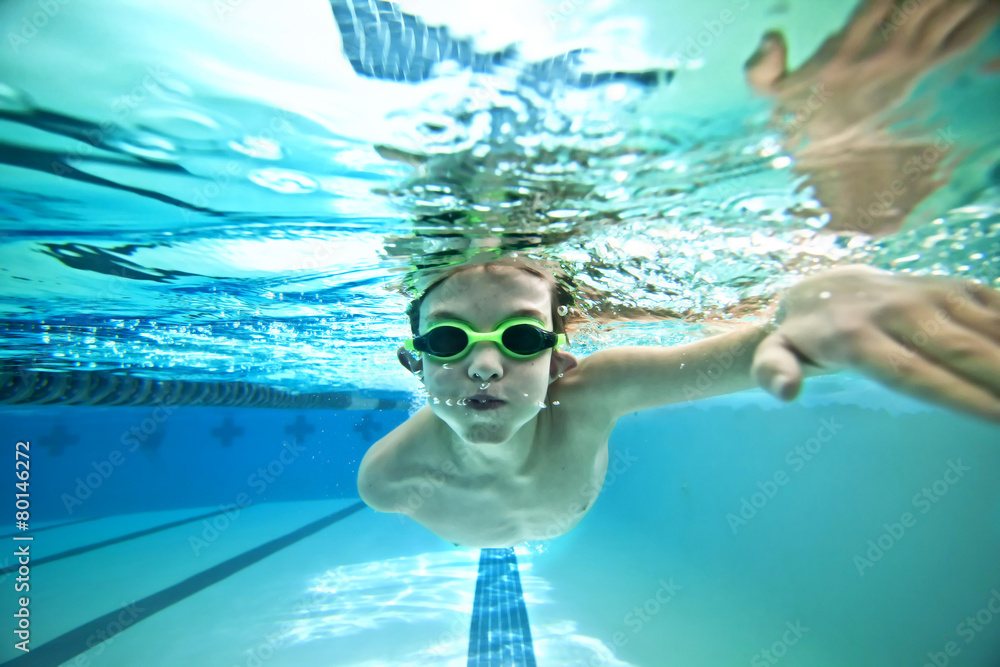 Wall mural kid swimming laps