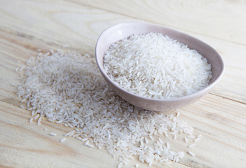 Fototapeta na wymiar Uncooked rice in a bowl