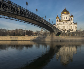 Fototapeta premium Патриарший мост у Храма Христа-Спасителя в Москве.