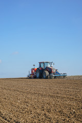 Obraz premium Ackerbau, Landwirt bei der Getreideaussaat, Hochformat