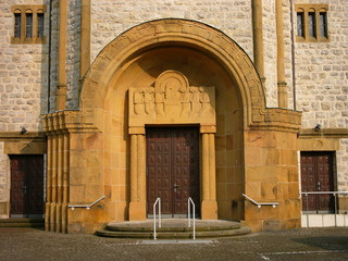 Altes Mauerwerk aus Sandstein und Bruchstein in Naturfarben der katholischen Pfarrkirche St. Joseph...