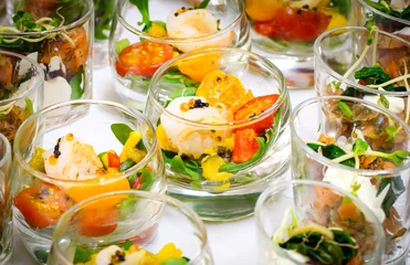 Fotobehang Feestbuffet - voorgerecht, salade in glazen © Countrypixel