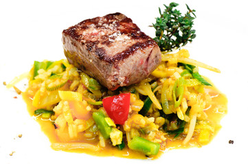 Kreative Speisen;  Steak auf Gemüse mit raffinierter Souce