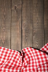 Obraz premium Top. old wooden table with red picnic tablecloth and copyspace