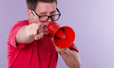 Mann brüllt ins Megaphone und zeigt auf dich