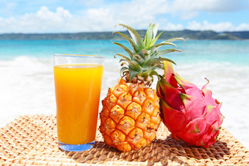 おいしそうな果物と美しいビーチ