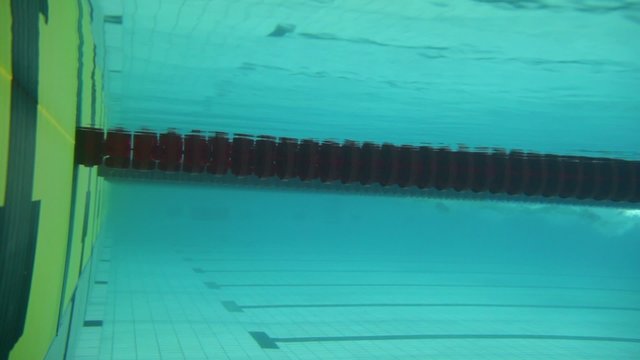 Sportsmen touch border and make u-turn underwater