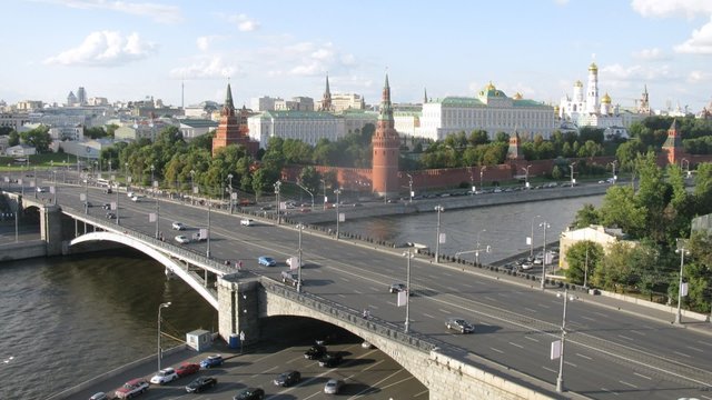 Big Stone bridge stands in front of Kremlin, time lapse