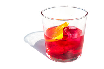 Aperitivo servito con ghiaccio nel bicchiere di vetro