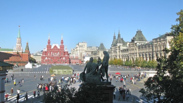 Tourists walk across Red Square in sunny day, time lapse