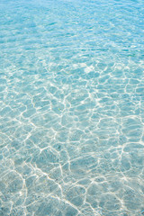 沖縄の海・透明な海の波模様