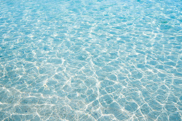 沖縄の海・透明な海の波模様