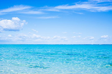 沖縄の海・水平線と青空