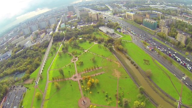 Day view: panorama of city with aqueduct, rotating camera