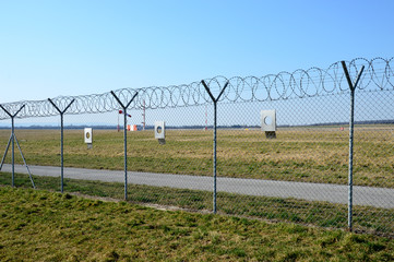 Stacheldrahtzaun mit Fotol&ouml;chern